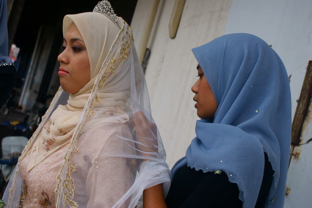 Kak Ilah : "Aaa... your veil needs to be a bit tucked-in, Emme. Here, let me do it.."